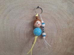 Sleutelhanger met kralen juf aqua. Maak de juf blij met dit leuke cadeautje.