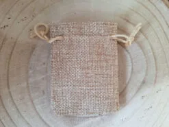 In dit jute zakje kun je mooi alle cadeautjes opbergen.