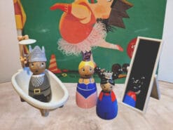 Met de pegdolls van de koning zonder spierballen kun je het hele verhaal naspelen.