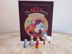De figuurtjes van De Neehoorn en het verjaardagsfeestje helpen je het verhaal na te spelen.