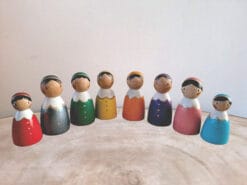 De pieten van de sinterklaasboot helpen de Sint met alles.