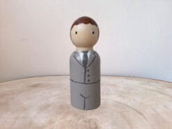 De bruidegom 3 is diep gelukkig met zijn bruid.