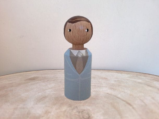 De bruidegom 6 is diep gelukkig met zijn bruid.