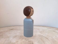 De bruidegom 6 is diep gelukkig met zijn bruid.