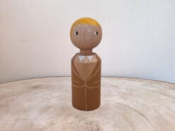 De bruidegom 8 is diep gelukkig met zijn bruid.