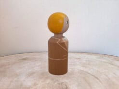 De bruidegom 8 is diep gelukkig met zijn bruid.