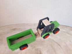 Met deze tractor schiet de boer lekker op.