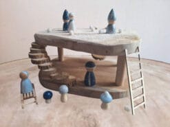 In dit winterhuis komen alle peg dolls zich even warmen.