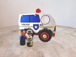 Agent en boef (klein) met politieauto is voor iedereen een mooi avontuur.