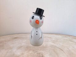 Met deze sneeuwpop met hoed kun je heerlijk sneeuwballen gooien.